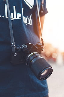 Nahaufnahmen, Person, tragen, schwarz, Point-and-Shoot-Kamera, hell, Kamera, Nahansicht, Kreativität, dslr, Mode, goldener Sonnenuntergang, Freizeit, Linse, draußen, Fotograf, Fotografie, Gurt, T-Shirt, Technologie, Frau, Zoomen, eine Person, echte Menschen, Fokus auf den Vordergrund, niedriger Abschnitt, menschliches Körperteil, Tag, Ausrüstung, selektiver Fokus, Sicherheit, Waffe, Kommunikation, Polizei, Stehen, Kunst, Kultur und Unterhaltung, menschliches Bein, Fotografie-Themen, Regierung, Jeans, 5K, CC0, gemeinfrei, lizenzfrei