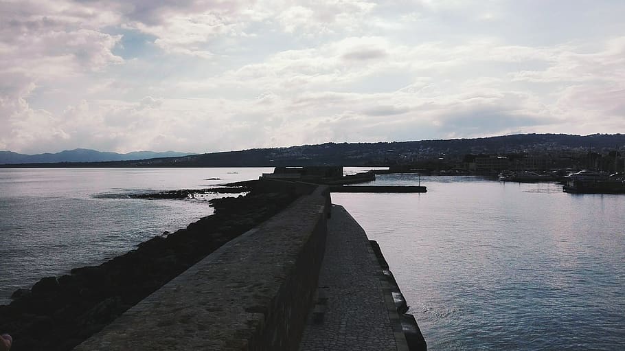 corpo, acqua, diga, spiaggia, nuvole, alba, luce del giorno, paesaggio, natura, oceano, panoramico, mare, paesaggio marino, riva del mare, cielo, tramonto, nuvola - cielo, scenics - natura, architettura, nessuno, la tranquillità, bellezza nella natura, scena tranquilla, giorno, molo, struttura costruita, all'aperto, riflessione, scena non urbana, 4K