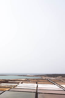 Spania, lanzarote, kopiere plass, himmel, vann, hav, dag, ingen folk, arkitektur, natur, ro, naturskjønnhet - natur, rolig scene, horisont, tak, klar himmel, skjønnhet i naturen, horisont over vann, utendørs, bygget struktur, tre - materiale, takstein, salt flatt, 2K, CC0, offentlig domene, opphavsrett gratis