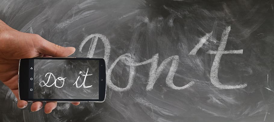 no, fer-ho, fer, tabú, assessorament, aconsella, pissarra, Font, smartphone, prompt, acció, actuar, prohibició, mà humana, part del cos humà, mà, comunicació, text, equips de guix, educació, una persona, guió occidental, celebració, escriptura a mà, escriure, a l'interior, fórmula, primer pla, part del cos, signe, missatge, dit, 5K
