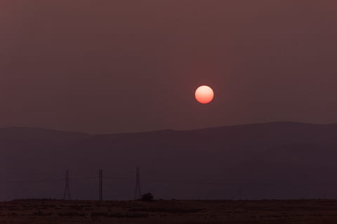 lua cheia, retroiluminado, alvorecer, dramático, crepúsculo, tarde, leve, lua, montanha, silhueta, nascer do sol, por do sol, céu, beleza na natureza, scenics - natureza, cena tranquila, ninguém, tranquilidade, panorama, natureza, meio Ambiente, noite, idílico, cena não urbana, copie o espaço, terra, ao ar livre, luar, 5K, CC0, domínio público, royalty free