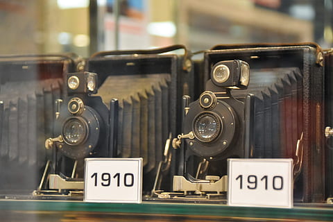 kamera, elektronika, mönckebergstraße 11, Vokietija, hamburg, skaitmeninė kamera, mediena, tech, senas, fotografija, priedas, filmas, len, technologijos, kameros, derliaus, senas fotoaparatas, Vaizdo kamera, lentyna, mašina, fotoaparatas - fotografijos įranga, retro stiliaus, patalpose, numeris, Iš arti, fotografijos temos, sutelkti dėmesį į naujas žinias, nostalgija, nėra žmonių, natiurmortas, Senovinis, fotografijos įranga, tekstą, didelė objektų grupė, analogas, Parduodama, meno kultūra ir pramogos, 5K, CC0, Viešasis domenas, nemokamai