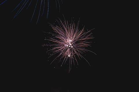 fyrværkeri], fyrværkeri, himmel, gnist, sjovt, fest, 4. juli, lang eksponering, udendørs, nat, aften, parti, astrofotografering, fotografering, kanon, longexposure, lang expo, nat fotografering, farve, lightrail, lys, eksploderer, brand - naturligt fænomen, sort farve, baggrunde, begivenhed, fyrværkeri - menneskeskabt objekt, lyse, jubilæum, abstrakt, rød, ferie, fest - social begivenhed, multi farvet, farver, gul, år, traditionel festival, levende farve, glødende, 5K, CC0, offentligt domæne, royaltyfrie