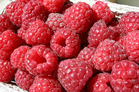 hindbær, dessert, frugt, sund og rask, mad, bær, lækker, saftig, sundhed, sødme, farve, krupnyj plan, ernæring, sommer, kost, friskhed, mad og drikke, rød, bærfrugt, sund kost, velvære, stor gruppe af objekter, tæt på, ingen mennesker, fuld ramme, stilleben, overflod, jordbær, baggrunde, moden, indendørs, 2K, CC0, offentligt domæne, royaltyfrie
