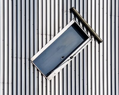 fasada, fasada budynku, drzwi, Struktury, kwestia, rowki, powierzchnia, wzór, kolor, szary, metal, zimno, architektura, żadnych ludzi, zbudowana struktura, dzień, na zewnątrz budynku, balustrada, na dworze, bezpieczeństwo, ochrona, funkcja budowy ścian, biały kolor, tła, bariera, światło słoneczne, płot, w kolorze srebrnym, budynek, żelazo, żelazo - metal, 4K, CC0, domena publiczna, darmowe zdjęcia