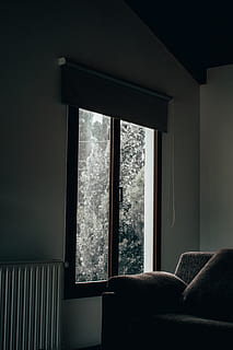 finestra de vidre tancada, decoració de la llar, mobles, sofà, sala d'estar, a l'interior, habitació, finestra, a l'aire lliure, cortina, neu, naturalesa, ombra de la finestra, cadira, finestra d'imatges, disseny d'interiors, butaca, llit, coixí, hivern, transparent, cap gent, interior de casa, dia, vidre - material, absència, habitació domèstica, seient, arquitectura, buit, taula, interior de l'aparador, llum solar, apartament, 5K, CC0, domini públic, lliure de regalies