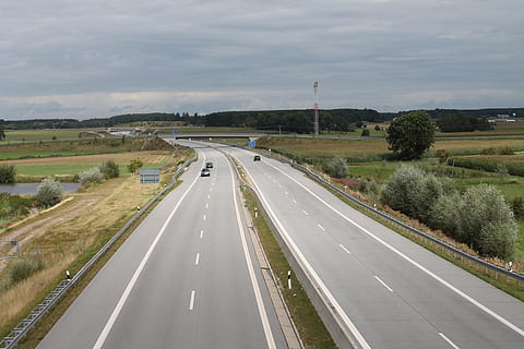 autostrada, Autos, traffico, veicoli, strada, movimento, asfalto, pkw, carreggiata, velocità, mezzi di trasporto, cielo, pianta, direzione, la strada davanti, nuvola - cielo, simbolo, segnaletica stradale, cartello, natura, marcatura, albero, nessuno, veicolo terrestre, giorno, prospettiva decrescente, modo di trasporto, vista dall'alto, all'aperto, autostrada a più corsie, linea di divisione, 4K, CC0, dominio pubblico, privo di copyright