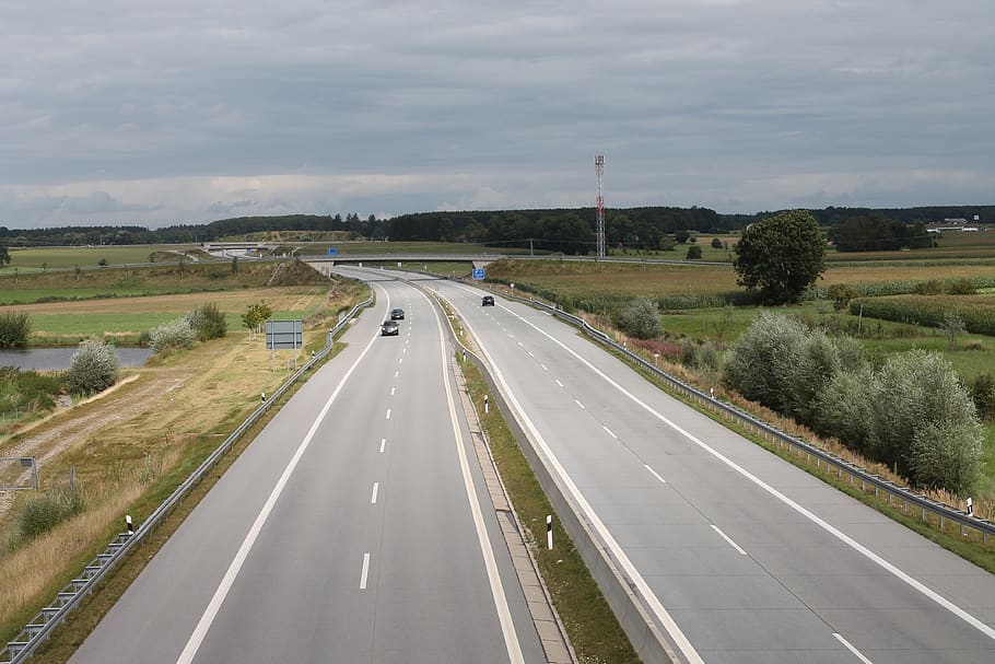 autostrada, Autos, traffico, veicoli, strada, movimento, asfalto, pkw, carreggiata, velocità, mezzi di trasporto, cielo, pianta, direzione, la strada davanti, nuvola - cielo, simbolo, segnaletica stradale, cartello, natura, marcatura, albero, nessuno, veicolo terrestre, giorno, prospettiva decrescente, modo di trasporto, vista dall'alto, all'aperto, autostrada a più corsie, linea di divisione, 4K