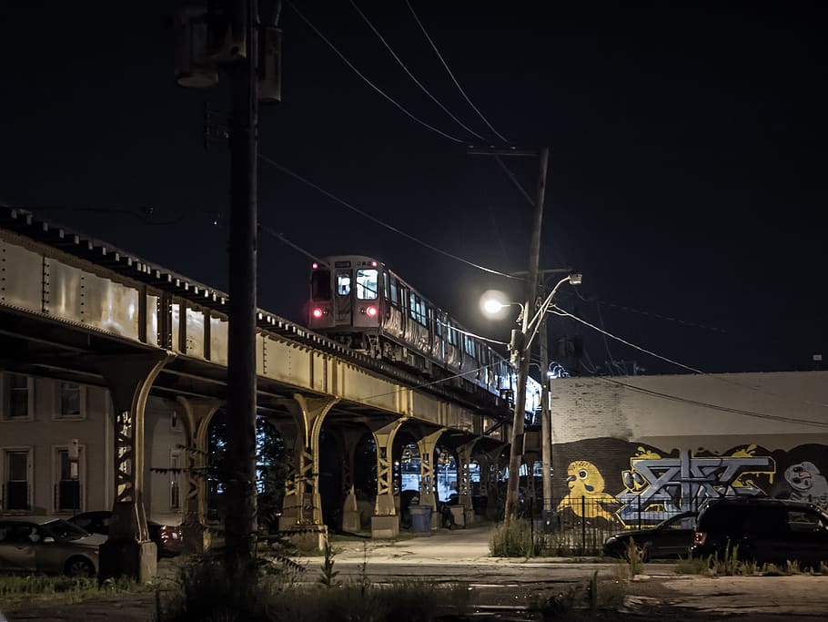 Chicago, tren, logan square, nit, arquitectura, estructura construïda, il·luminat, carrer, transport, exterior de l'edifici, ciutat, manera de transport, transport per ferrocarril, llum del carrer, connexió, equips d’il·luminació, cable, cel, cap gent, carretera, naturalesa, electricitat, a l'aire lliure, pista, fosc, llum, Font d'alimentació, 4K