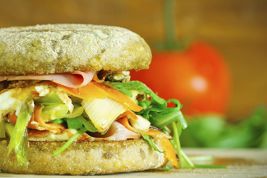 fotografia macro, vegetals, ple, hamburguesa, fons borrós, pa, pastes, deliciós, menjar sa, menjar, pernil, enciam, dinar, carn, entrepà, tomàquet, verdures, saborós, menjar i beguda, frescor, menjar ràpid, alimentació saludable, llest per menjar, primer pla, fruita, centrar-se en primer pla, cap gent, benestar, a l'interior, bun, berenar, treureu menjar, menjar vegetarià, 2K