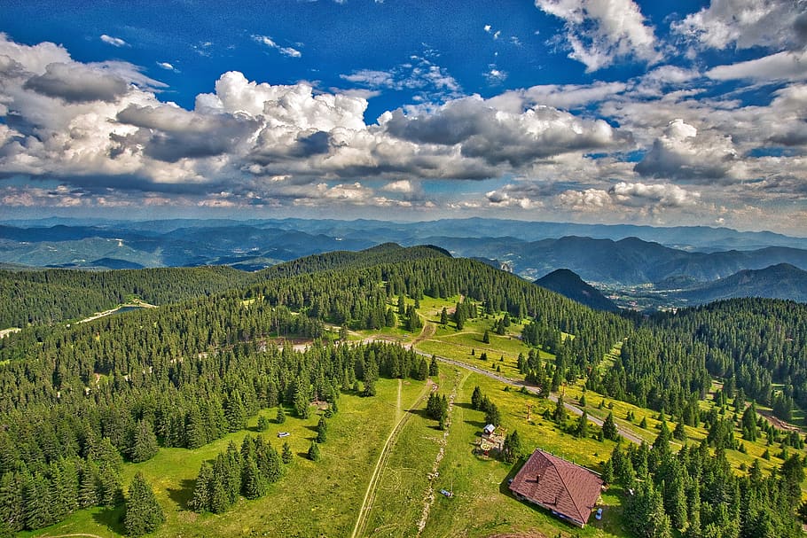 escènic, vista, rural, paisatge, núvols, cloudscape, coníferes, la llum del dia, medi ambient, esponjós, bosc, herba, camp de gespa, camp de fenc, tret d'angle alt, caminada, cim de muntanya, muntanyes, naturalesa, a l'aire lliure, pintoresca, carreteres, estiu, sol, terreny, turisme, arbres, vacances, vall, boscos, escenics - natura, núvol - cel, bellesa a la natura, escena tranquil·la, cel, planta, tranquil·litat, color verd, arbre, muntanya, escena no urbana, creixement, cap gent, dia, idíl·lic, terra, camp, Serra, 5K