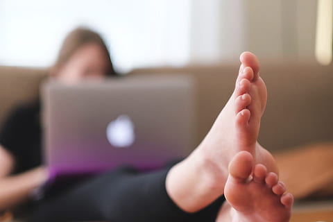 dizüstü bilgisayar ve ayaklar, teknoloji, bilgisayar, kanepe, ayaklar, ayak, dizüstü, macbook, bir kişi, içeriye, yetişkin, insan vücudu parçası, dijital tablet, iletişim, ön plana odaklanmak, kapatmak, bilgisayar kullanmak, yurtiçi oda, çocukluk, KADIN, kablosuz teknoloji, insan eli, gün, seçici odak, 4K, CC0, kamu malı, telif ücretsiz