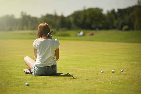 Foto, Frau, Sitzung, Rasenplatz, zurück, Rückansicht, Bälle, verwischen, Tiefenschärfe, weiblich, Feld, Fokus, Mädchen, Golf, Golfbälle, Golfclub, Golfplatz, Golffeld, Golfspieler, Gras, kurze Jeans, Freizeit, draußen, Person, Erholung, sitzen, Sport, Sportplatz, lizenzfreie Bilder, Freizeitbeschäftigung, eine Person, Aktivität, grüne Farbe, Pflanze, Golfball, Ball, Erwachsene, Wochenendaktivitäten, Legere Kleidung, Tag, Lebensstile, Grün - Golfplatz, 4K, CC0, gemeinfrei, lizenzfrei