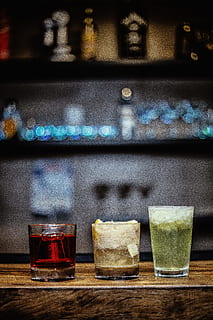 tre, assortito, cocktail, tavolo, bere, bar, galleggiante, bokeh, bevanda, rosso, giallo, verde, barista, potabile, bevitore, bartanter, alcool, bancone da bar, bar - stabilimento di bevande, pub, ristorante, cibo, birra - alcol, buio, bicchiere, nessuno, vetro - materiale, notte, in casa, freschezza, avvicinamento, vita notturna, whisky, legno - materiale, Marrone, discoteca, abuso di alcool, 5K, CC0, dominio pubblico, privo di copyright