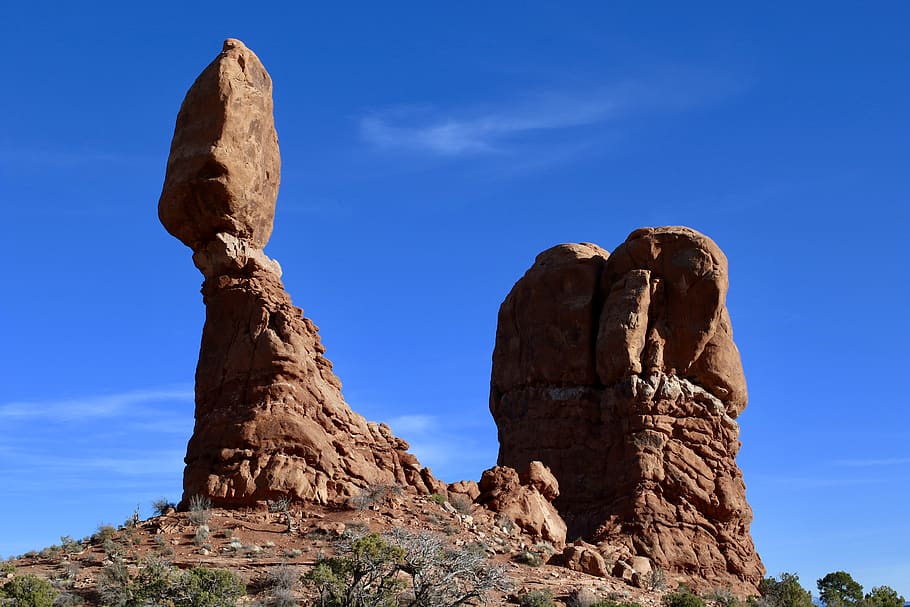 brun sten formation, natur, udendørs, klippe, mesa, jord, ørken, bjerg, arkæologi, klint, utah, tør, øde landskab, rock landskab, tørt land, klipper, ruiner, plateau, murbrokker, dal, rock-objekt, solid, rock formation, himmel, lav vinkel visning, fysisk geografi, skønhed i naturen, scenics - natur, geologi, rejsemål, ingen mennesker, blå, ro, ikke-urbane scene, rejse, dag, rolig scene, sollys, klima, eroderet, tørt klima, formation, halvtørre, sandsten, 5K
