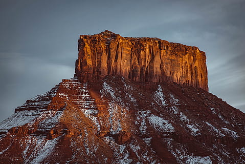 muntanya marró, a l'aire lliure, naturalesa, muntanya, penya-segat, mesa, altiplà, posta de sol, utah, redrock, moab, vall, canyon, Serra, promontori, Conca, manera, carretera, edifici, hotel, rock, formació de roca, cel, rock - object, bellesa a la natura, geologia, escena no urbana, cap gent, destinacions de viatge, sòlid, núvol - cel, tranquil·litat, vista d’angle baix, escenics - natura, escena tranquil·la, viatjar, geografia física, formació, erosionat, cim de muntanya, 5K, CC0, domini públic, lliure de regalies