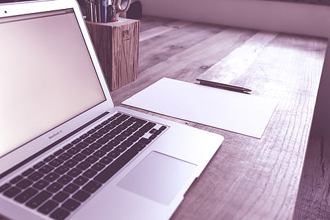 macbook air, codificador, conexão, luz do dia, mesa, eletrônicos, dentro de casa, Internet, teclado, computador portátil, monitor, caderno, escritório, caneta, sala, tela, tecnologia, sem fio, madeira, de madeira, trabalhos, tecnologia sem fio, computador, comunicação, ninguém, madeira - material, mobília, dispositivo de informação portátil, ainda vida, dia, o negócio, foco seletivo, fechar-se, usando laptop, visão de alto ângulo, vidro, 5K, CC0, domínio público, royalty free