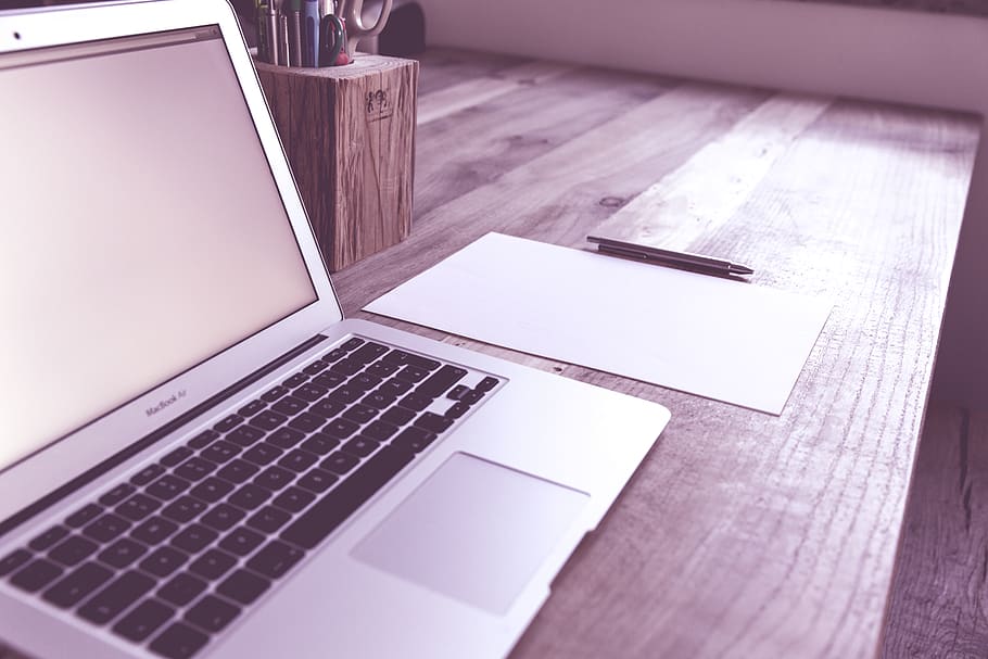 MacBook Air, codificador, connexió, la llum del dia, escriptori, electrònica, a l'interior, Internet, teclat, portàtil, monitor, quadern, oficina, bolígraf, habitació, pantalla, tecnologia, sense fils, fusta, treballar, taula, tecnologia sense fils, ordinador, comunicació, cap gent, material de fusta, mobles, dispositiu d’informació portàtil, natura morta, dia, negocis, enfocament selectiu, primer pla, usant portàtil, vista d’angle alt, vidre, 5K