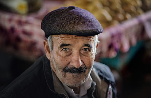 home somrient, barret, humà, persona, roba, cara, zanjan, iran, bazar, pell, vell, moda, pose, envellit, gent gran, pèl facial, a l'aire lliure, estil, retrat, model, tirada al cap, mirant la càmera, una persona, adult gran, adult, homes, mascles, vista frontal, barba, homes majors, estils de vida, centrar-se en primer pla, primer pla, tapa, contemplació, homes madurs, bigoti, rostre humà, pentinat, 5K, CC0, domini públic, lliure de regalies