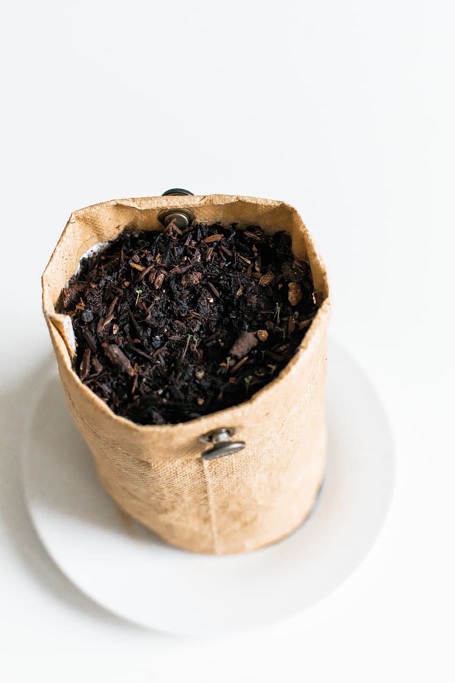 sacco marrone, erbe aromatiche, tè, erba, biologico, pianta, asciutto, secco, cibo, folletto buono, dolce, cioccolato, biscotto, homegrown, menta, minimalista, scandinavo, minimalismo, stile di vita, stile di vita minimo, sfondo bianco, cibo e bevande, girato in studio, in casa, mangiare sano, freschezza, avvicinamento, benessere, frutta secca, frutta, nessuno, ritagliare, cibo essiccato, uno stile di vita sano, diffusione, cibo dolce, bere, Marrone, spuntino, prima colazione, dieta, 5K