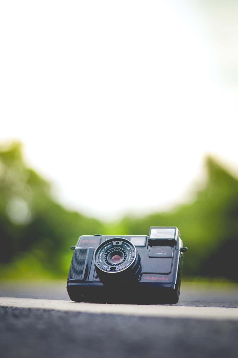 selectiu, focus, compacte, càmera, flaix, macro, vintage, estil retro, càmera - equip fotogràfic, tecnologia, temes de fotografia, primer pla, centrar-se en primer pla, cap gent, dia, analògic, a l'aire lliure, antiguitat, nostàlgia, naturalesa, equip fotogràfic, sol objecte, transport, còpia espai, enfocament selectiu, cotxe, càmera digital, 5K