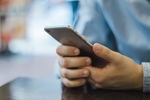 la personne, en portant, espace, gris, iphone 6, Pomme, email, iphone, iphone 6 plus, mobile, téléphone intelligent, La technologie, toucher, écran tactile, main humaine, une personne, la communication, main, lien, Technologie sans fil, partie du corps humain, adulte, à l'intérieur, se concentrer sur le premier plan, fermer, la messagerie texte, section médiane, homme d'affaire, affaires, dispositif d'information portable, doigt, 5K, CC0, domaine public, libre de droits
