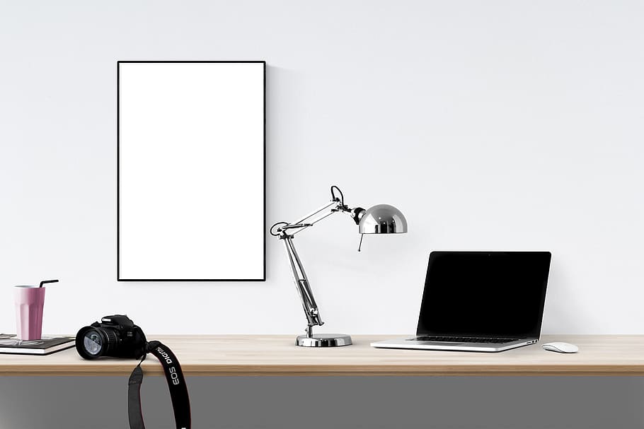 Poster, Rahmen, Laptop, Kamera, Schreibtisch, Computer, Technologie, Tabelle, Büro, Geschäft, Möbel, Computerausrüstung, kabellose Technologie, Verbindung, drinnen, kopieren sie platz, Kommunikation, keine Leute, Computerbildschirm, Desktop-PC, Computer Tastatur, Studioaufnahme, Tastatur, leer, elektrische Lampe, Flachbildschirm, 2K