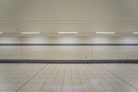 sala buida, rajola, interior, túnel, paret, línia, blanc, gris, desaparegut, buit, plana, llum, habitació, a l'interior, vestíbul, arquitectura, centre de Convencions, edifici, fons de pantalla, fons, tub, sòls, il·luminat, equips d’il·luminació, transport, sostre, sòl de rajoles, cap gent, funció de construcció de parets, transport públic, metro, estructura construïda, estació del metro, absència, llum fluorescent, sendera, passarel·la subterrània, 5K, CC0, domini públic, lliure de regalies