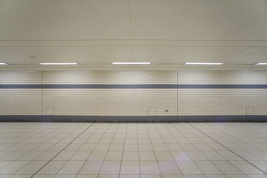 sala buida, rajola, interior, túnel, paret, línia, blanc, gris, desaparegut, buit, plana, llum, habitació, a l'interior, vestíbul, arquitectura, centre de Convencions, edifici, fons de pantalla, fons, tub, sòls, il·luminat, equips d’il·luminació, transport, sostre, sòl de rajoles, cap gent, funció de construcció de parets, transport públic, metro, estructura construïda, estació del metro, absència, llum fluorescent, sendera, passarel·la subterrània, 5K
