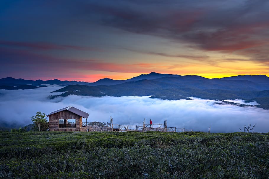 Marrone, di legno, Casa, verde, campo, vista delle montagne, arancia, giallo, cieli, retroilluminato, nuvole, alba, drammatico, crepuscolo, sera, azienda agricola, erba, paesaggio, luce, montagne, natura, all'aperto, rurale, panoramico, silhouette, estate, tramonto, viaggio, cielo, montagna, nuvola - cielo, bellezza nella natura, struttura costruita, architettura, scenics - natura, scena tranquilla, la tranquillità, catena montuosa, esterno dell'edificio, ambiente, costruzione, terra, pianta, nessuno, 8K