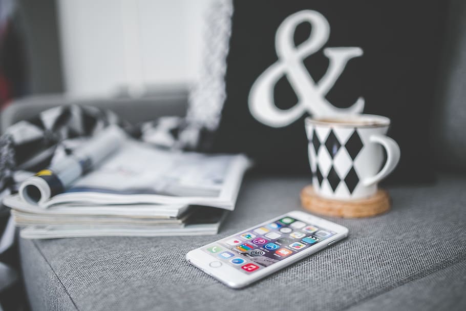 hvid, mobil, telefon, at lyve, sofa, kop, stak, magasiner, æble, kaffe, apparat, iphone 6, skærm, smartphone, teknologi, røre ved, touchscreen, indendørs, ingen mennesker, møbel, tæt på, fjernbetjening, finansiere, forretning, fokus på forgrunden, selektiv fokusering, kontrollere, stilleben, dag, medium gruppe af objekter, gruppe af objekter, bord, hjemlige liv, fjern, dollar tegn, blisterpakning, 4K