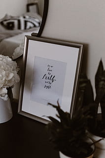 Bilderrahmen, neben, Blumen, Rahmen, Zitat, Text, Skript, Bibel, Vers, hoffen, Spiegel, Licht, hell, minimal, Design, Dekor, Schlafzimmer, schick, modern, einfach, Bild, Zimmer, Blume, Hochzeit, Liebe, Strauß, keine Leute, Romantik, Rose, Weiß, Tabelle, drinnen, Dekoration, Papier-, verheiratet, kopieren sie platz, 5K, CC0, gemeinfrei, lizenzfrei