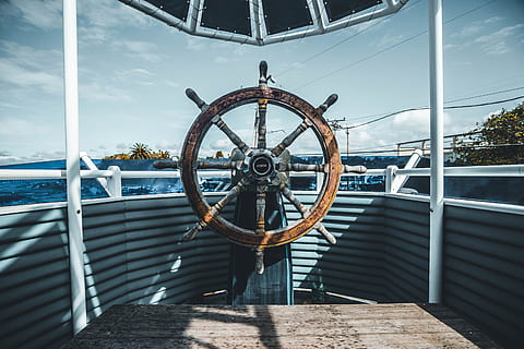ster statku, woda, niebo, statek morski, transport, dzień, Natura, żadnych ludzi, światło słoneczne, środek transportu, morze, metal, na dworze, chmura - niebo, balustrada, kształt, cień, hełm, projekt, kontrola, koło, 5K, CC0, domena publiczna, darmowe zdjęcia