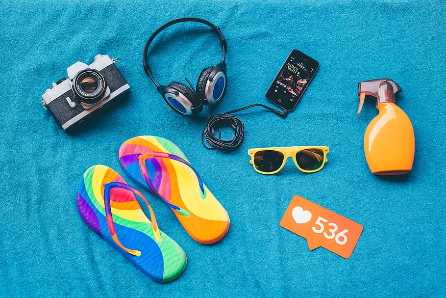 negre, gris, corda, auriculars, càmera, color, disseny, dispositiu, electrònica, equipament, flatlay, diversió, modern, portàtil, pantalla, signe, sabatilles, smartphone, ampolla d'esprai, ulleres de sol, símbol, tecnologia, gots, natura morta, cap gent, vista d’angle alt, a l'interior, sabata, temes de fotografia, blau, moda, taula, primer pla, directament a sobre, càmera - equip fotogràfic, equip fotogràfic, ulleres, escoltar, comunicació, 5K