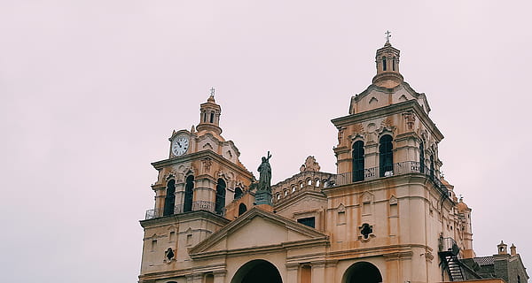 costruzione, architettura, Torre, Torre dell'orologio, argentina, campanile, guglia, independencia 80, cordoba, Cattedrale, cittadina, urbano, centro, città, cupola, arco, arcuato, monumento, Chiesa, esterno dell'edificio, struttura costruita, religione, luogo di culto, destinazioni di viaggio, Inquadratura dal basso, il passato, storia, cielo, credenza, spiritualità, turismo, nessuno, viaggio, all'aperto, orologio, 2K, CC0, dominio pubblico, privo di copyright