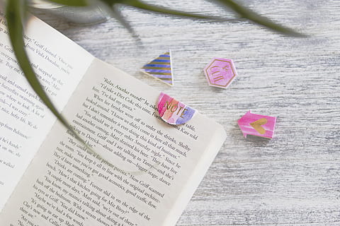 ouvert, livre, rose, note de signet, signet, Les données, document, connaissance, Littérature, Remarques, en train de lire, signe, bureau en bois, texte, papier, la communication, table, nature morte, publication, personne, vue grand angle, écriture occidentale, fermer, à l'intérieur, couleur rose, art et Artisanat, amour, émotion positive, forme de coeur, écriture non occidentale, journée, éducation, 5K, CC0, domaine public, libre de droits