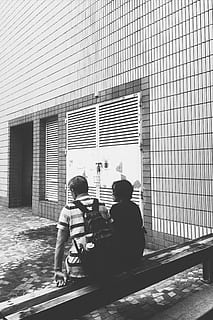 Sambuco, coppia, persone reali, due persone, uomini, architettura, struttura costruita, solidarieta, esterno dell'edificio, giorno, stili di vita, retrovisore, persone, lunghezza intera, bambino, bonding, seduta, attività di svago, amore, infanzia, adulto, famiglia, all'aperto, emozione positiva, figlio, 2K, CC0, dominio pubblico, privo di copyright