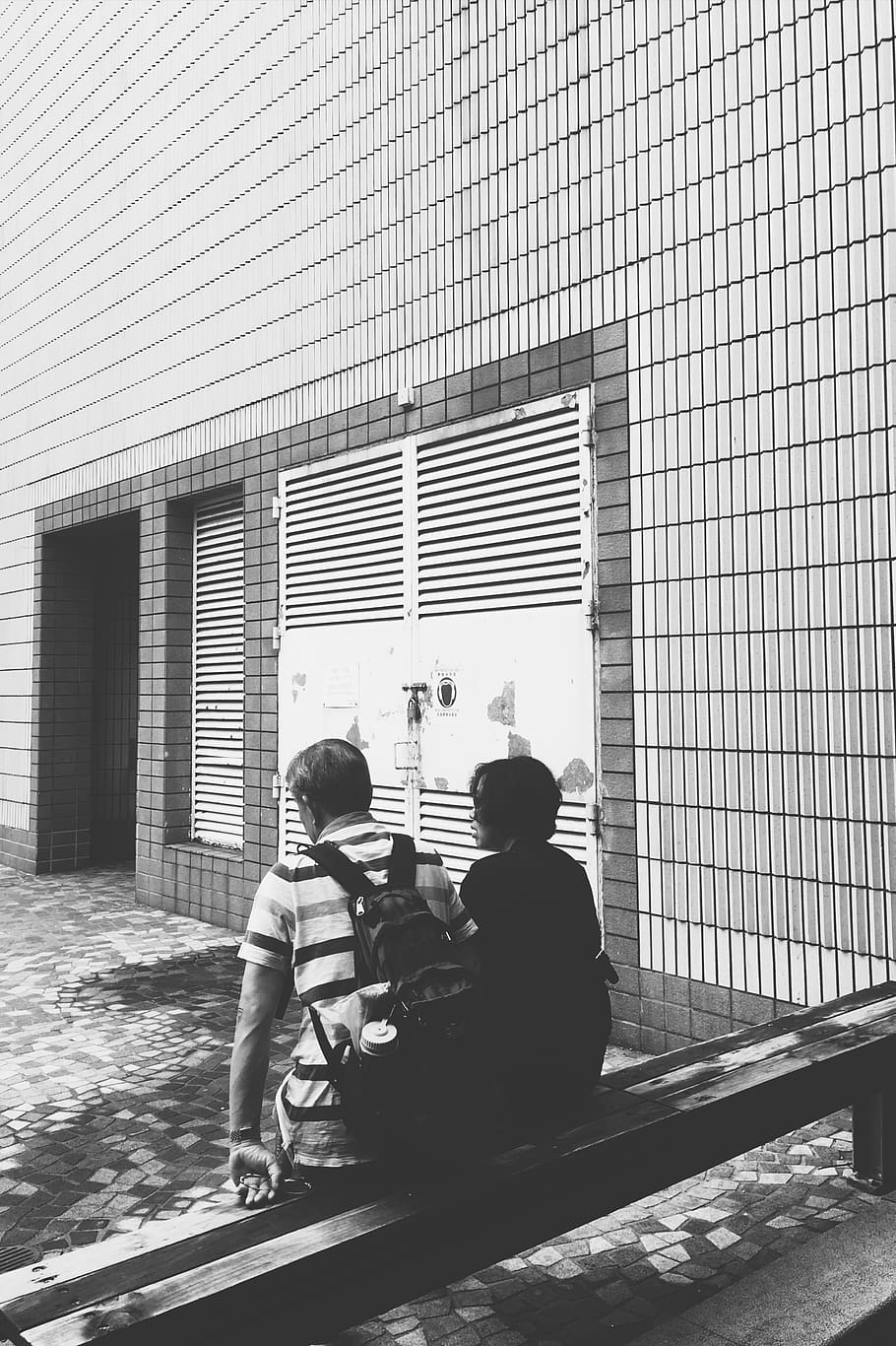 Sambuco, coppia, persone reali, due persone, uomini, architettura, struttura costruita, solidarieta, esterno dell'edificio, giorno, stili di vita, retrovisore, persone, lunghezza intera, bambino, bonding, seduta, attività di svago, amore, infanzia, adulto, famiglia, all'aperto, emozione positiva, figlio, 2K