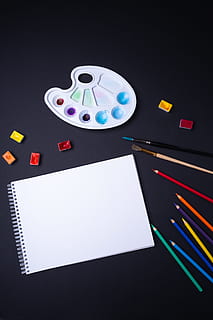 skitse pad, farveblyant, pensel, note pad, hvid, papir, Bemærk, over, ovenfra, flad, baggrund, sort, mørk, kreativitet, kreativ, skabelon, farve, maling, palet, maler, kunstner, ingen mennesker, indendørs, multi farvet, blyant, stilleben, studio skud, høj vinkel visning, kopiere plads, sort baggrund, direkte over, tæt på, Kunst og håndværk, skriveinstrument, bord, gruppe af objekter, medium gruppe af objekter, blank, kunst og håndværk udstyr, akvarel maling, farveprøver, 4K, CC0, offentligt domæne, royaltyfrie