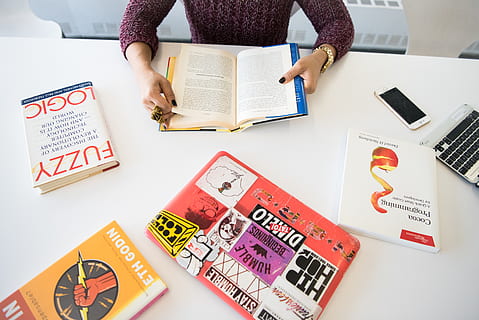 persona, celebració, obert, llibre, taula, endins, habitació, llibres, primer pla, composició, dades, escriptori, document, fets, Finances, mans, informació, Internet, teclat, portàtil, aprenentatge, oficina, pàgina, planificació, llegir, lectura, tecnologia, treballar, lloc de treball, text, a l'interior, vista d’angle alt, paper, gent, dones, comunicació, publicació, part del cos humà, adult, educació, assegut, mobles, guió occidental, estudiar, 5K, CC0, domini públic, lliure de regalies