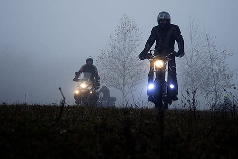 off-road, motor, atv, aydınlatılmış, doğa, bitki, gökyüzü, ağaç, ulaşım modu, taşımacılık, aydınlatma ekipmanı, gerçek insanlar, kara taşıtı, erkekler, alan, iki insan, gece, arazi, önden görünüş, insanlar, teknoloji, açık havada, 5K, CC0, kamu malı, telif ücretsiz