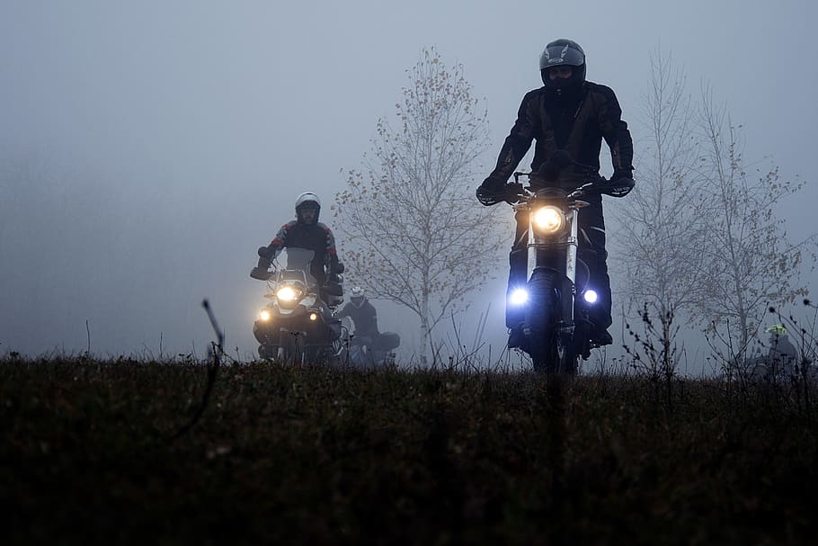 tot terreny, motor, atv, il·luminat, naturalesa, planta, cel, arbre, manera de transport, transport, equips d’il·luminació, persones reals, vehicle terrestre, homes, camp, dues persones, nit, terra, vista frontal, gent, tecnologia, a l'aire lliure, 5K