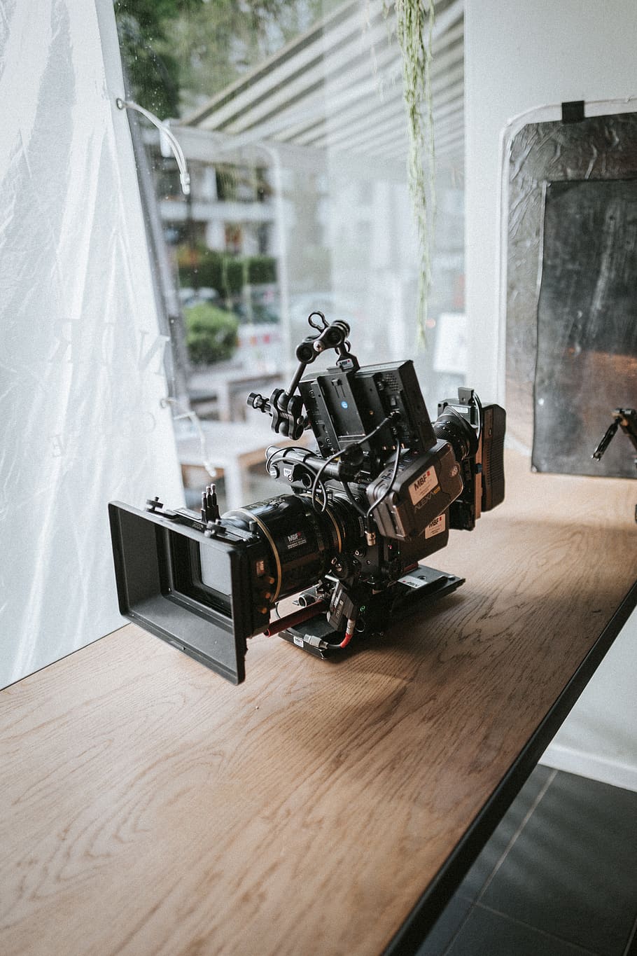 dřevo, elektronika, Fotoaparát, Německo, Hamburg, uvnitř, Vzhled interiéru, monitor, překližka, stroj, stůl, tvrdé dřevo, podlaha, videokamera, tvořivý, arri, kameraman, 4k, film, pohyb, fotoaparát - fotografické vybavení, technologie, fotografická témata, fotografické vybavení, stálý život, dřevo - materiál, den, nikdo, detail, Černá barva, zařízení, sklo - materiál, zaměřit se na popředí, umělecká kultura a zábava, digitální fotoaparát, okno, 5K