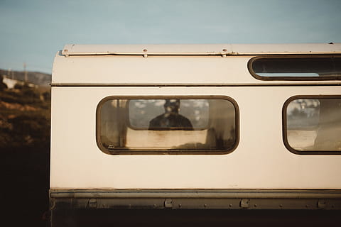 Weiß, Fahrzeug Wohnmobil Shell, Transport, Transportmittel, Reise, Reflexion, Tag, die Architektur, Fenster, draußen, öffentliche Verkehrsmittel, Himmel, Zug, Schienenverkehr, Landfahrzeug, Natur, keine Leute, Glas - Material, Zug - Fahrzeug, Stadt, 2K, CC0, gemeinfrei, lizenzfrei
