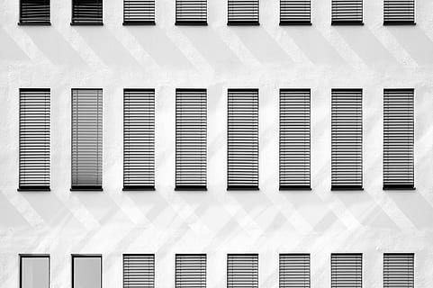 arkitektur, bygning, infrastruktur, vindue, facade, mønster, hvid farve, ingen mennesker, baggrunde, bygget struktur, fuld ramme, bygning udvendig, udendørs, dag, murbygningsfunktion, i en række, lukket, persienner, tæt på, by, stribet, 4K, CC0, offentligt domæne, royaltyfrie