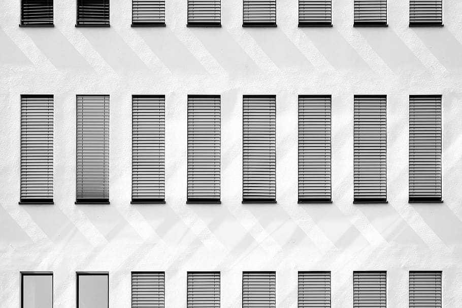 arquitectura, edifici, infraestructura, finestra, façana, patró, Color blanc, cap gent, fons, estructura construïda, marc complet, exterior de l'edifici, a l'aire lliure, dia, funció de construcció de parets, en fila, tancat, persianes, primer pla, ciutat, ratlles, 4K