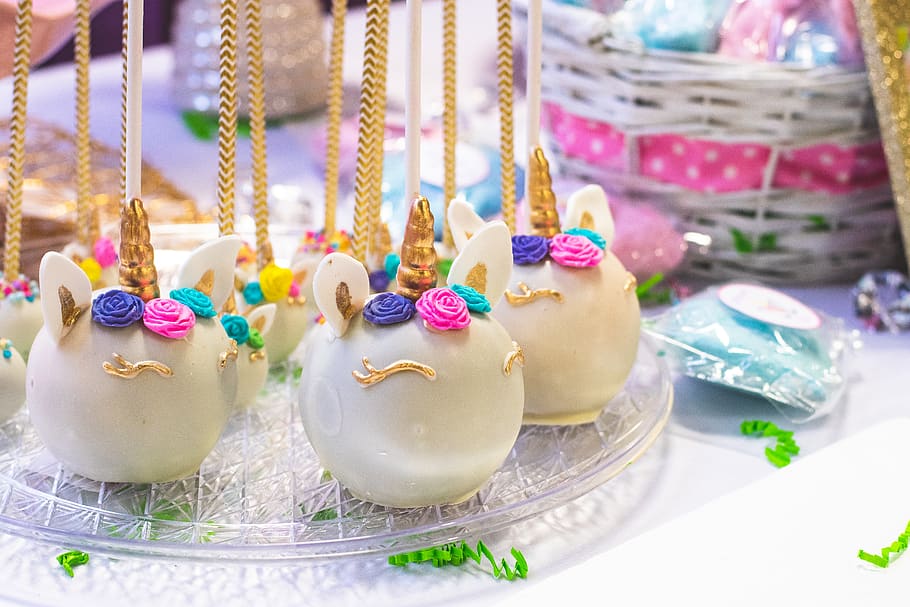 apareix un pastís blanc, cocció, aniversari, pastís, caramels, celebració, confeti, decoració, deliciós, diversió, Goody, gel, indulgència, festa, pastisseria, pal, sucre, dolç, saborós, menjar dolç, menjar i beguda, menjar, postres, cap gent, al forn, centrar-se en primer pla, primer pla, frescor, representació, temptació, esdeveniment, taula, variació, elecció, menjar poc saludable, ornamentat, 5K