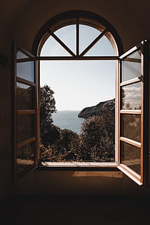 Glasfenster geöffnet, die Architektur, leeren, drinnen, Innerhalb, Licht, Zimmer, Fensterbrett, Fenster, Himmel, Baum, Natur, Glas - Material, Pflanze, Wasser, keine Leute, transparent, Tag, Ruhe, Schönheit in der Natur, Szenen - Natur, Meer, ruhige Szene, klarer Himmel, Fensterrahmen, 5K, CC0, gemeinfrei, lizenzfrei