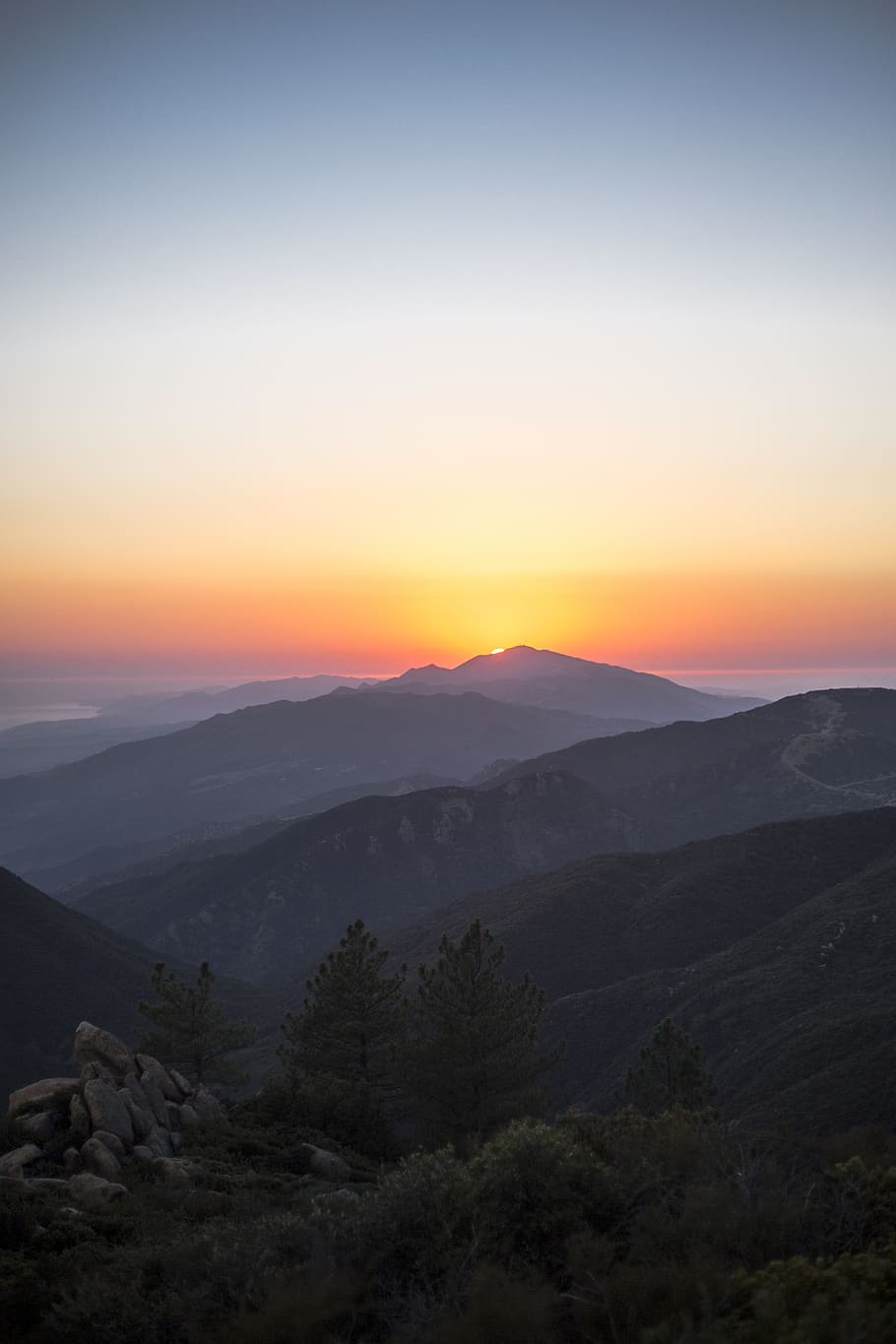Berge bei Sonnenuntergang, Vereinigte Staaten, la cumbre peak, Himmel, Szenen - Natur, Schönheit in der Natur, Ruhe, ruhige Szene, Sonnenuntergang, Berg, Umgebung, Landschaft, Natur, idyllisch, Nicht-städtische Szene, keine Leute, orange Farbe, Baum, Gebirge, kopieren sie platz, Pflanze, draußen, Fernbedienung, hügelige Landschaft, 5K
