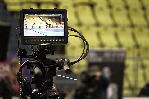 overvåge, kamera, video, optage, film, stadion, konkurrence, sport, teknologi, kunstkultur og underholdning, fotografering temaer, filmindustrien, fjernsynskamera, meddelelse, Medierne, kamera - fotografisk udstyr, filme, lydstudie, fjernsyn, aktivitet, studie, fokus på forgrunden, ingen mennesker, stativ, fotografisk udstyr, mikrofon, udsendelse, hjemme videokamera, digitalt kamera, tv-studie, scene, TV-show, kameramand, 5K, CC0, offentligt domæne, royaltyfrie